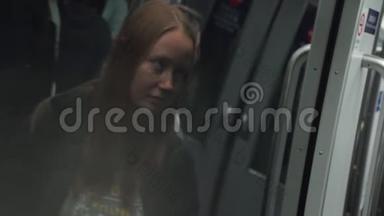一个年轻女子在机场列车上连接不同终点站的窗户上的倒影